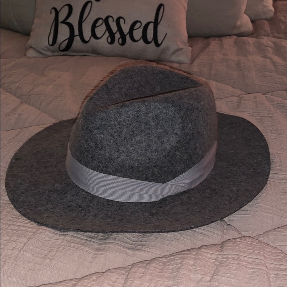 Women’s gray felt hat.